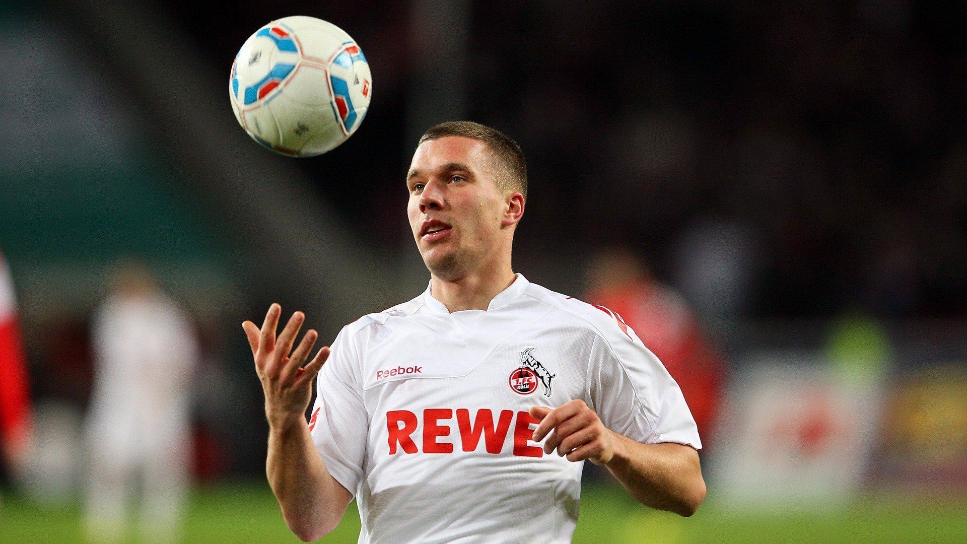 随机全球杯篮球比赛中球员的留念照片走红网络，篮球杯冠名